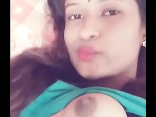 Desi chick showing boobs selfie